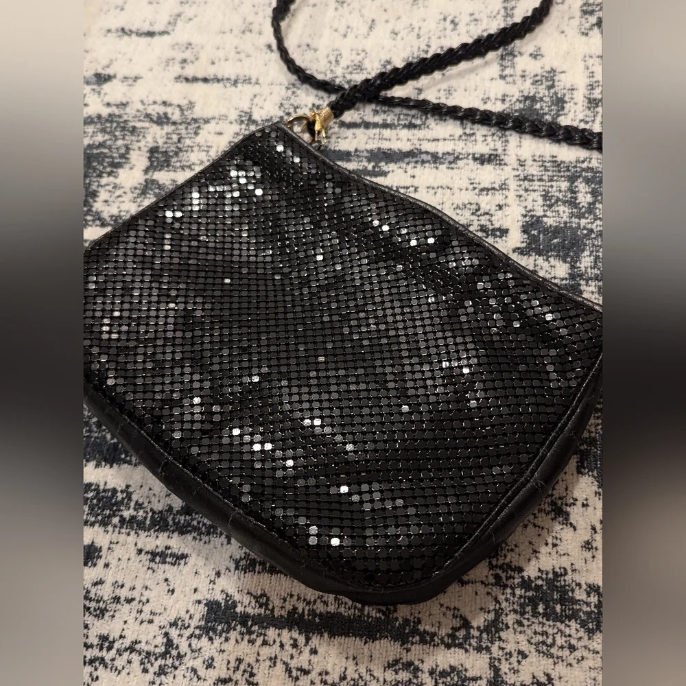 Vintage '80s Evening Purse! Made In Hong Kong- Black and Gold - Picture 5 of 8